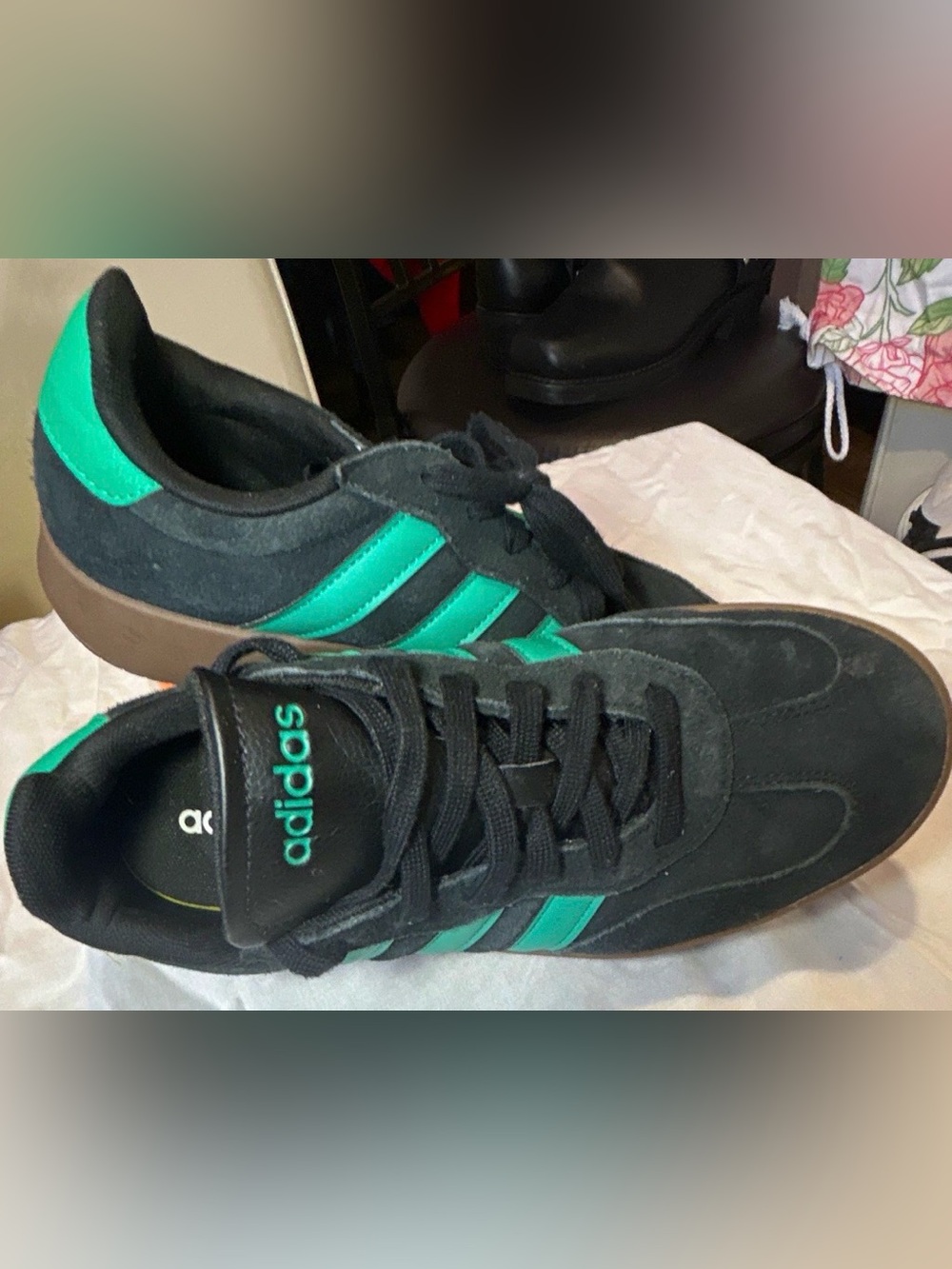 Adidas Black/Green Suede
Low Top Lace Up Sneaker with Gum Rubber Sole/Size: 7 M